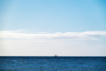 Obraz premium Ship at the horizon.