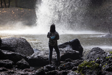 Obraz premium People are in the forest watching waterfalls and watching the beautiful nature playing in the water and relaxing on vacation. At Khao Yai National Park, Thailand, 16-05-2022