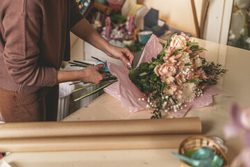 Naklejka na ściany i meble woman's hands making bouquet of flowers