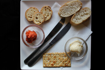 Presentación de entrante pan con sobrasada y alioli 