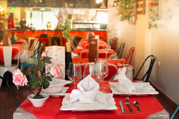 Mesa típica en restaurante mediterráneo montada con predominio del color rojo