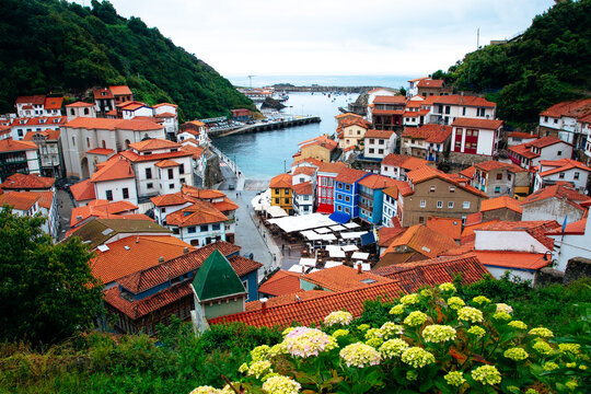 Vista desde lo alto del pueblo marinero de Cudillero en Asturias.