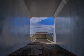 トンネルの先の青空と海