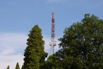Antena komunikacyjna. Sygnał: 5G, 4G. Nadajnik. Mobile.