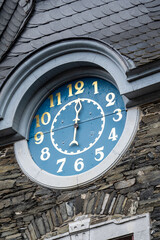 Fototapeta premium clock on the roof of a building