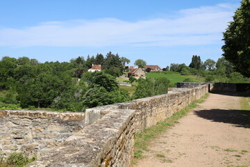 Fototapeta na wymiar La promenade des remparts, village de Semur en Auxois, département de la Côte d'Or, France
