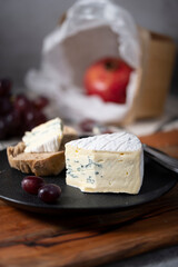 Blauschimmel Käse mit Trauben, Granatapfel und Scheibe Brot