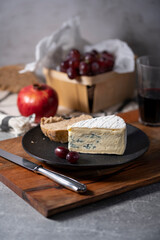 Blauschimmel Käse mit Trauben, Granatapfel und Scheibe Brot