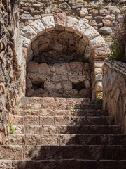 alter gemauerter Steinbogen am Ende einer alten Treppe