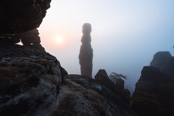 Sonnenaufgang an der Barbarine Pfaffenstein Sandstein Felsen in der Sächsischen Schweiz in Sachsen...