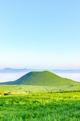 初夏の米塚と雲海　熊本県阿蘇市　Komezuka and sea of ​​clouds in early summer. Kumamoto-ken Aso city.