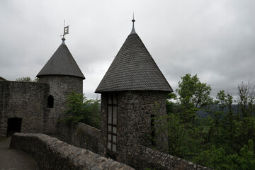 Fototapeta na wymiar 遺跡となった古いお城、ヨーロッパの街並み、中世の城壁、石作りの塔