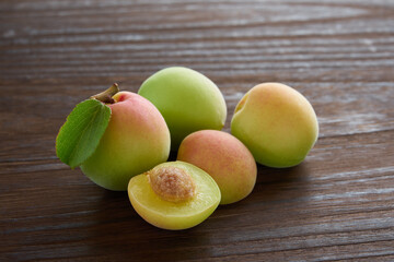 梅の実を木目テーブルで