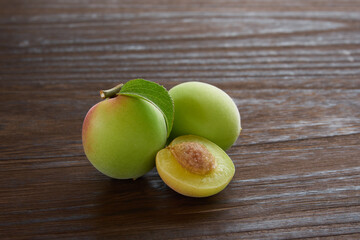 梅の実を木目テーブルで