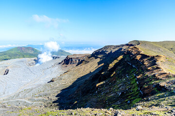 登山道から見た初夏の阿蘇山火口　熊本県阿蘇市　Mt. Aso in early summer seen from the mountain trail. Kumamoto-ken Aso city.