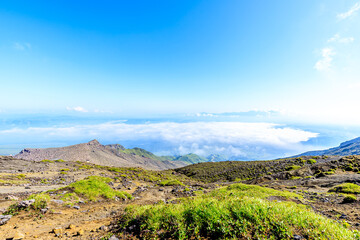 中岳から見た雲海と初夏の景色　熊本県阿蘇市　A view of the sea of ​​clouds and early summer seen from Nakadake. Kumamoto-ken Aso city.