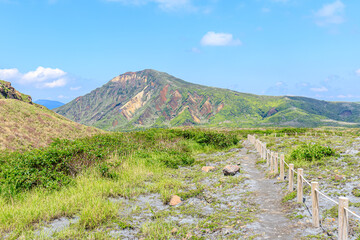 登山道から見た初夏の烏帽子岳　熊本県阿蘇市　Mt.Eboshidake in early summer seen from the mountain trail. Kumamoto-ken Aso city.