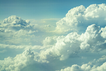 雲の上の風景、上空写真、成層圏にある巨大な雲たち、雲の上の空模様、 - obrazy, fototapety, plakaty