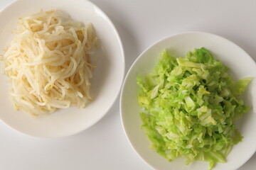 食物繊維たっぷりもやしとキャベツのサラダ