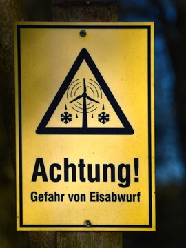 File:Warnschild Eisabwurf mit Warnlicht Windpark Piesberg.jpg