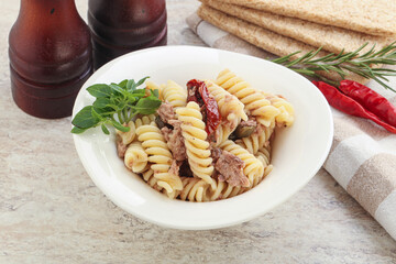 Pasta with tuna and tomato