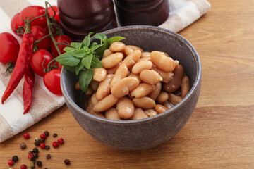 Whinte canned kidney beans in the bowl