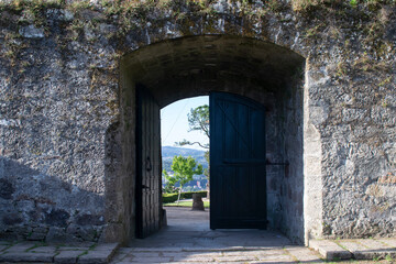 Fototapeta premium Puerta de muralla de una fortaleza antigua.