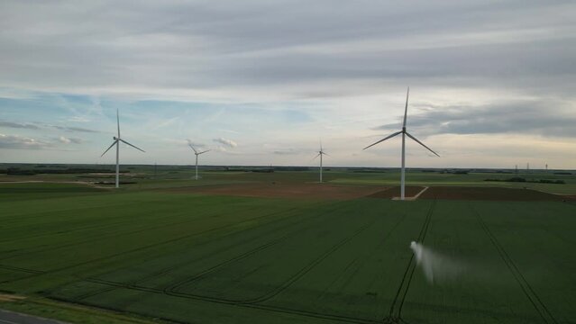 Vid&eacute;o d'&eacute;olienne, en France. plac&eacute;es des les champs. r&eacute;gion parisienne