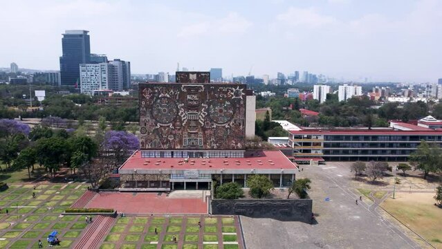 Hermosa toma a&eacute;rea de la Biblioteca de la Universidad Nacional Aut&oacute;noma de 
M&eacute;xico tomada desde un Drone con una resoluci&oacute;n 4K, al fondo se ve los edificios de la Ciudad de M&eacute;xico