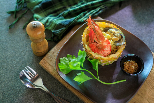 Thai foods : Pineapple Baked Rice This Food delicious  Pineapple Fried Rice with Shrimp Mussels currant and green peas is baked inside a carved pineapple for a unique tropical twis