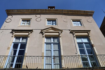 Maison typique, vue de l'extérieur, village de Semur en Auxois, département de la Côte d'Or, France