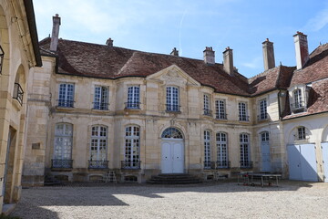 Maison typique, vue de l'extérieur, village de Semur en Auxois, département de la Côte d'Or, France