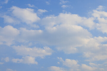 青空に連なる積雲