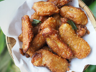 Deep-fried sliced banana in basket with pandan leaves