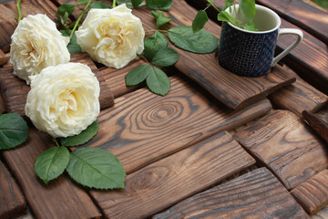 八重の白いバラの置かれた木製のテーブル