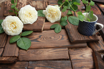 八重の白いバラの置かれた木製のテーブル