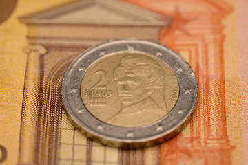 2 EURO  Vorderseite Nahaufnahme auf 50 Euro Banknote