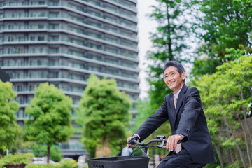 自転車通勤をする高齢のビジネスマン