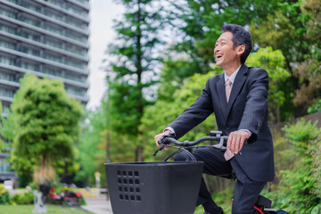 自転車通勤をする高齢のビジネスマン