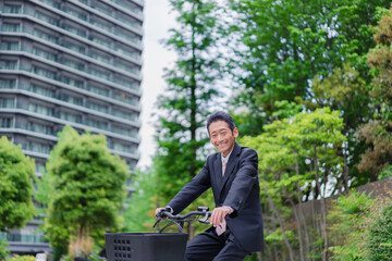 自転車通勤をする高齢のビジネスマン