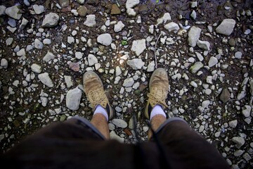 Pied homme avec chaussure de randonnée plage rivière