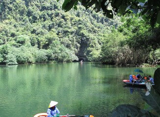 A scene of boating excursions in the riverside distict of Trang An in Ninh Binh Province in Vietnam ベトナムのニンビン省チャンアンの水郷巡りの一風景