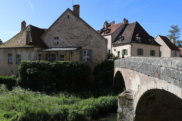 Fototapeta na wymiar Le pont Pinard sur la rivière Armance, village de Semur en Auxois, département de la Côte d'Or, France