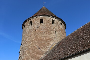 Fototapeta na wymiar Tour médiévale de la forteresse, village de Semur en Auxois, département de la Côte d'Or, France
