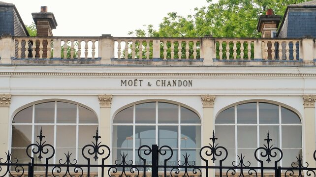 Enseigne Moet & Chandon, célèbre marque de champagne, sur la façade du siège social de l’entreprise à Epernay – mai 2022 (France)