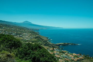 Obraz premium view of the sea and mountains