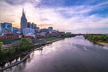 Obraz premium Nashville tennessee city skyline at sunset on the waterfrom