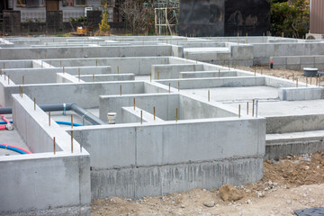 住宅の基礎の写真。建築中の建売住宅の写真。