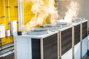 工場に設置された業務用エアコンの室外機の写真。