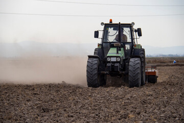 Fototapeta premium Preparando los campos de arroz para su cultivo.
